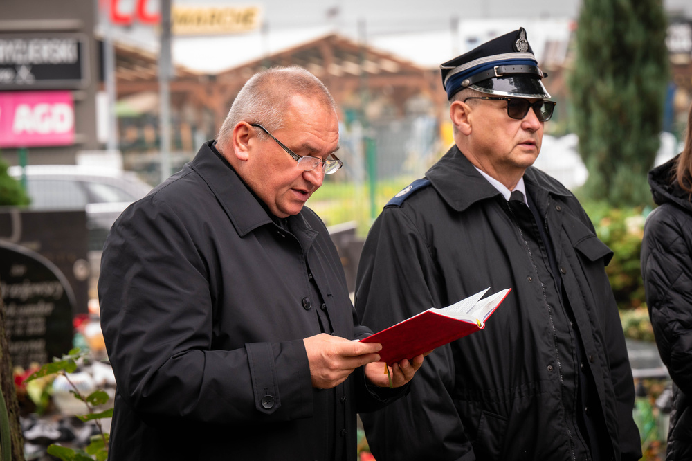 Oznaczenie grobu powstańca śląskiego Szymona Wieczorka znakiem pamięci „Tobie Polsko”. Fot. Krzysztof Łojko/IPN