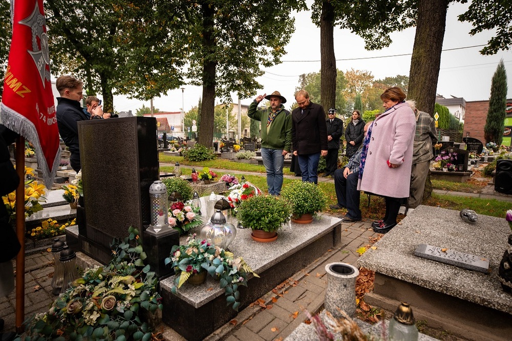 Oznaczenie grobu powstańca śląskiego Szymona Wieczorka znakiem pamięci „Tobie Polsko”. Fot. Krzysztof Łojko/IPN