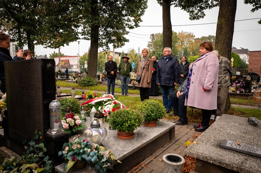 Oznaczenie grobu powstańca śląskiego Szymona Wieczorka znakiem pamięci „Tobie Polsko”. Fot. Krzysztof Łojko/IPN