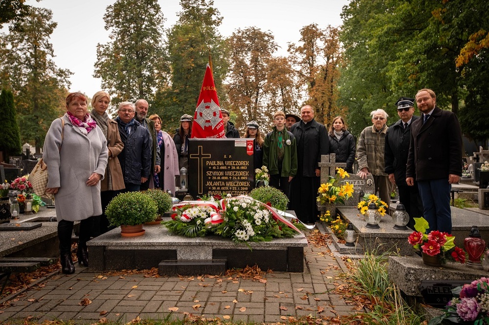 Oznaczenie grobu powstańca śląskiego Szymona Wieczorka znakiem pamięci „Tobie Polsko”. Fot. Krzysztof Łojko/IPN