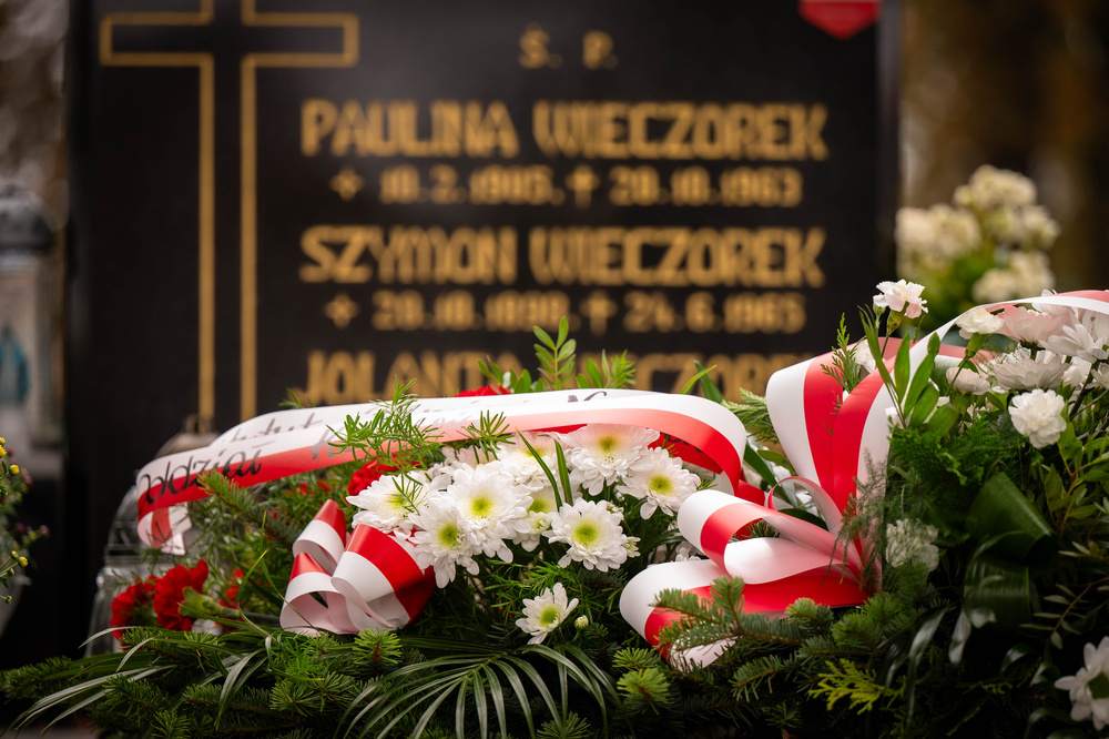 Oznaczenie grobu powstańca śląskiego Szymona Wieczorka znakiem pamięci „Tobie Polsko”. Fot. Krzysztof Łojko/IPN