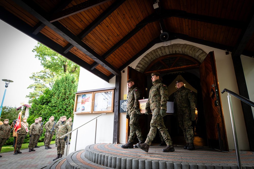 Pogrzeb śp. Rudolfa Mojeścika, żołnierza Narodowych Sił Zbrojnych – Górki Wielkie, 17 października 2023. Fot.: IPN K. Łojko
