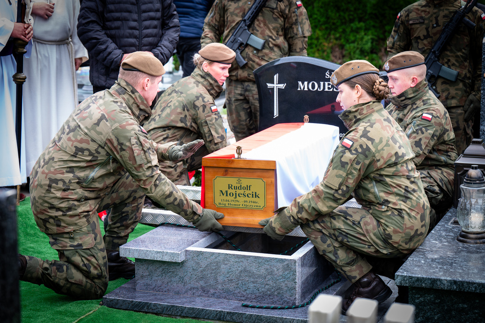 Pogrzeb śp. Rudolfa Mojeścika, żołnierza Narodowych Sił Zbrojnych – Górki Wielkie, 17 października 2023. Fot.: IPN K. Łojko