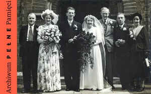 Fotografia ślubna Betty i Jana Foyer wraz z gośćmi, 1951 r., IPN Ka 454/38, t. 2