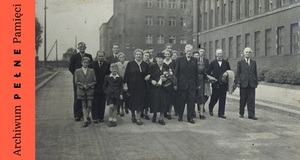 Fotografia przedstawiająca Agnieszkę i Józefa Foyer wraz z rodziną, wykonana z okazji 50 rocznicy ślubu w 1953 r., IPN Ka 454/38, t. 3.