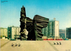 Katowice, pomnik Powstańców Śląskich, 1973 r. (wg fotografii K. Kaczyńskiego, wyd. Biuro Wydawnicze „Ruch”; IPN Ka 0024/1008, t. 1)