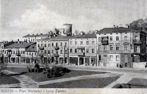 Będzin, Plac Wolności, w tle ruiny zamku, 1951 r. (fot. i wyd. Jerzy Walla, Gliwice; IPN Ka 023/902)