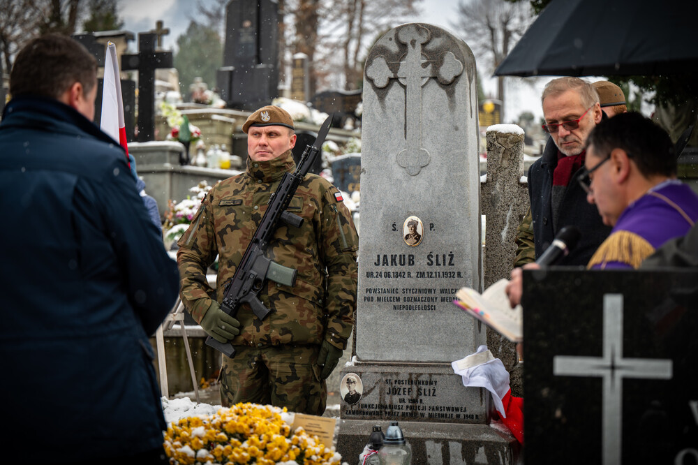 Odsłonięcie grobu powstańca styczniowego ppor. Jakuba Śliża – Żywiec, 25 listopada 2023. Fot.: IPN K. Łojko