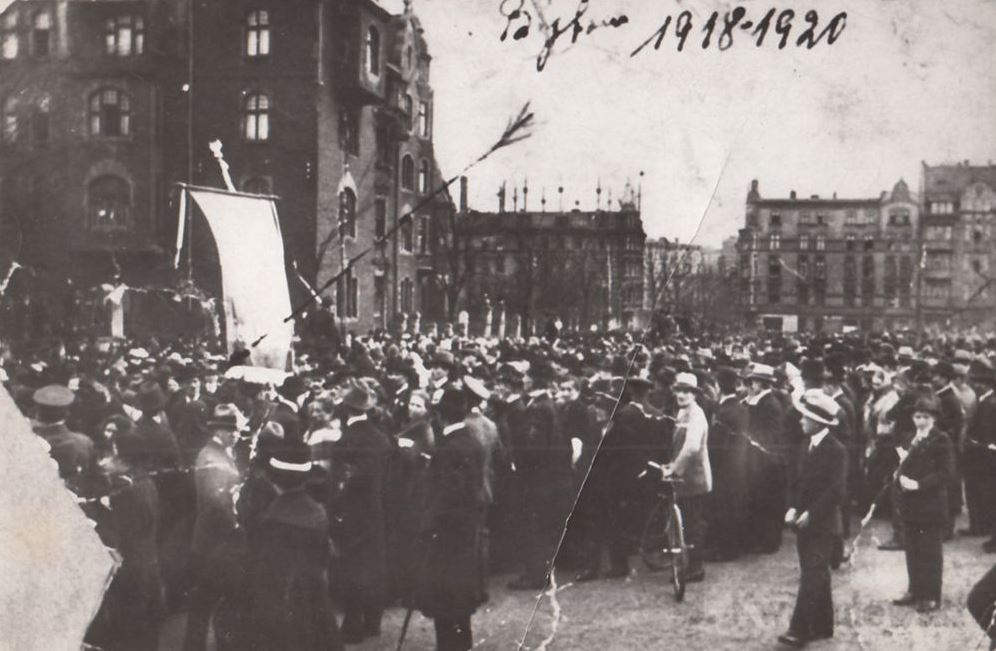 Manifestacja przed Domem Polskim "Ul" w Bytomiu. Fot. Śląska Biblioteka Cyfrowa