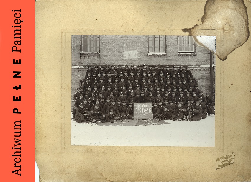 Fotografia 7 kompanii szkolnej 45 Pułku Strzelców Kresowych z ramką, IPN Ka 454/61/1,