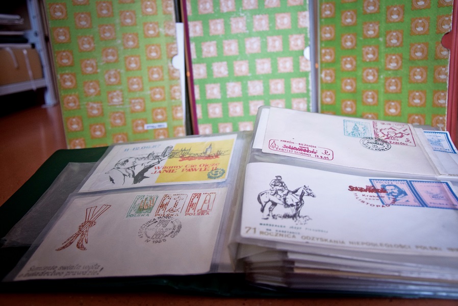 Zbiór klaserów ze znaczkami pocztowymi, emitowanymi przez podziemną                           „Solidarność”, IPN Ka 989/1-5