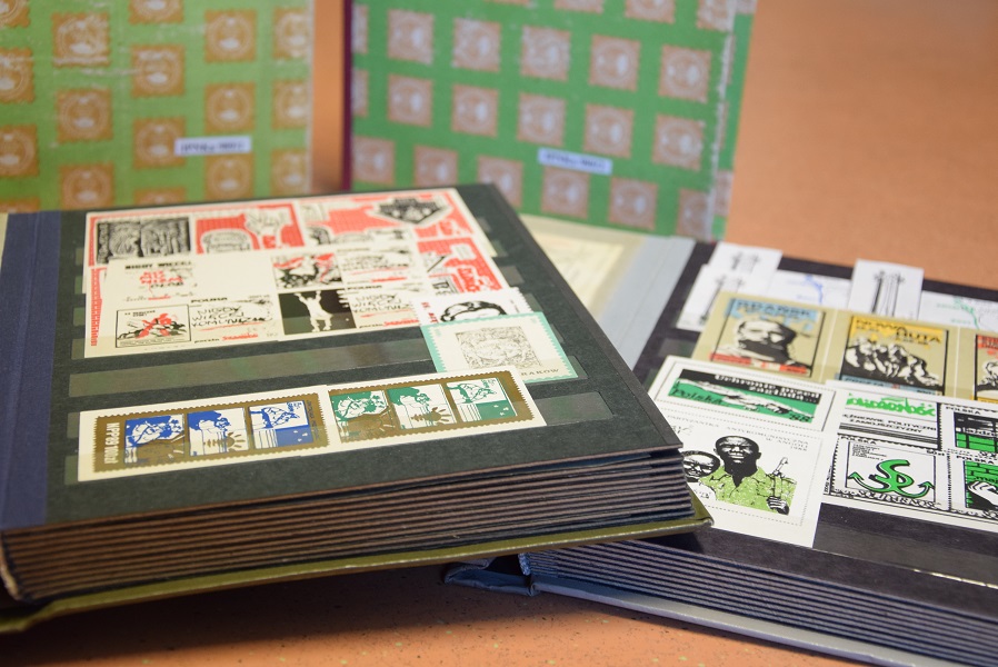 Zbiór klaserów ze znaczkami pocztowymi, emitowanymi przez podziemną                           „Solidarność”, IPN Ka 989/1-5