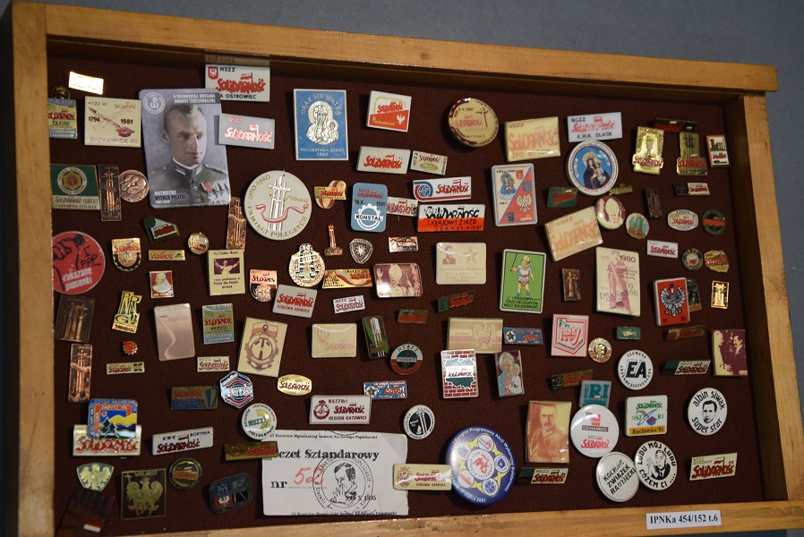 Zbiór przypinek, znaczków, m.in. z symboliką NSZZ „Solidarność”.