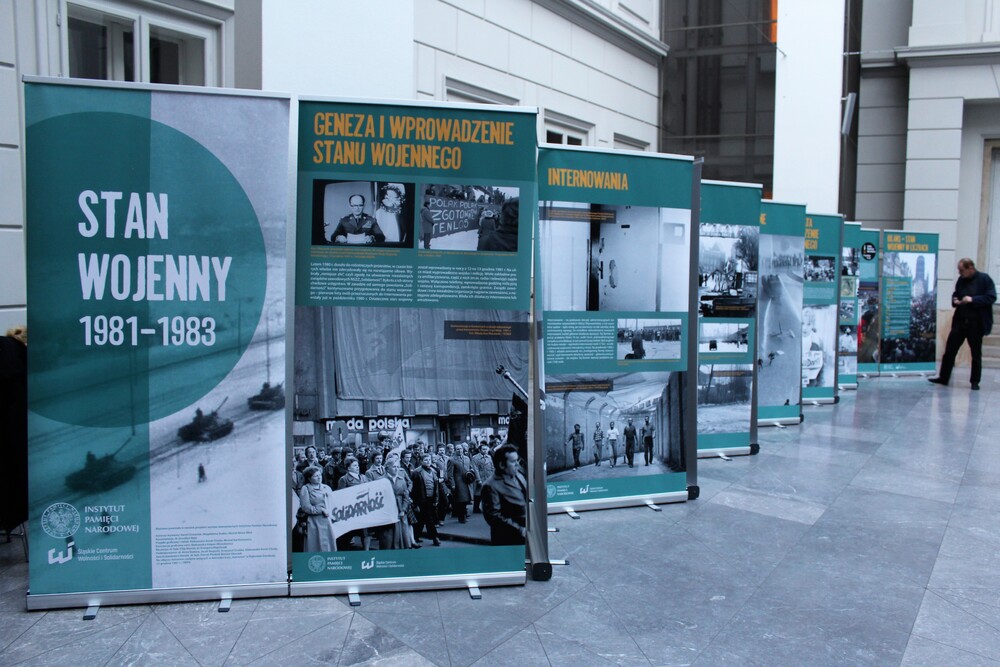Wystawa „Stan wojenny 1981-1983“ na Zamku Sułkowskich.