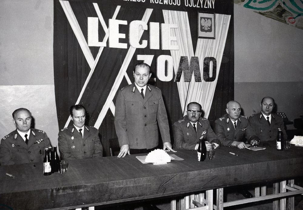 Akademia z okazji piętnastolecia ZOMO, grudzień 1971 r. Przemawia Benedykt Cader, przyszły komendant wojewódzki MO w Katowicach.