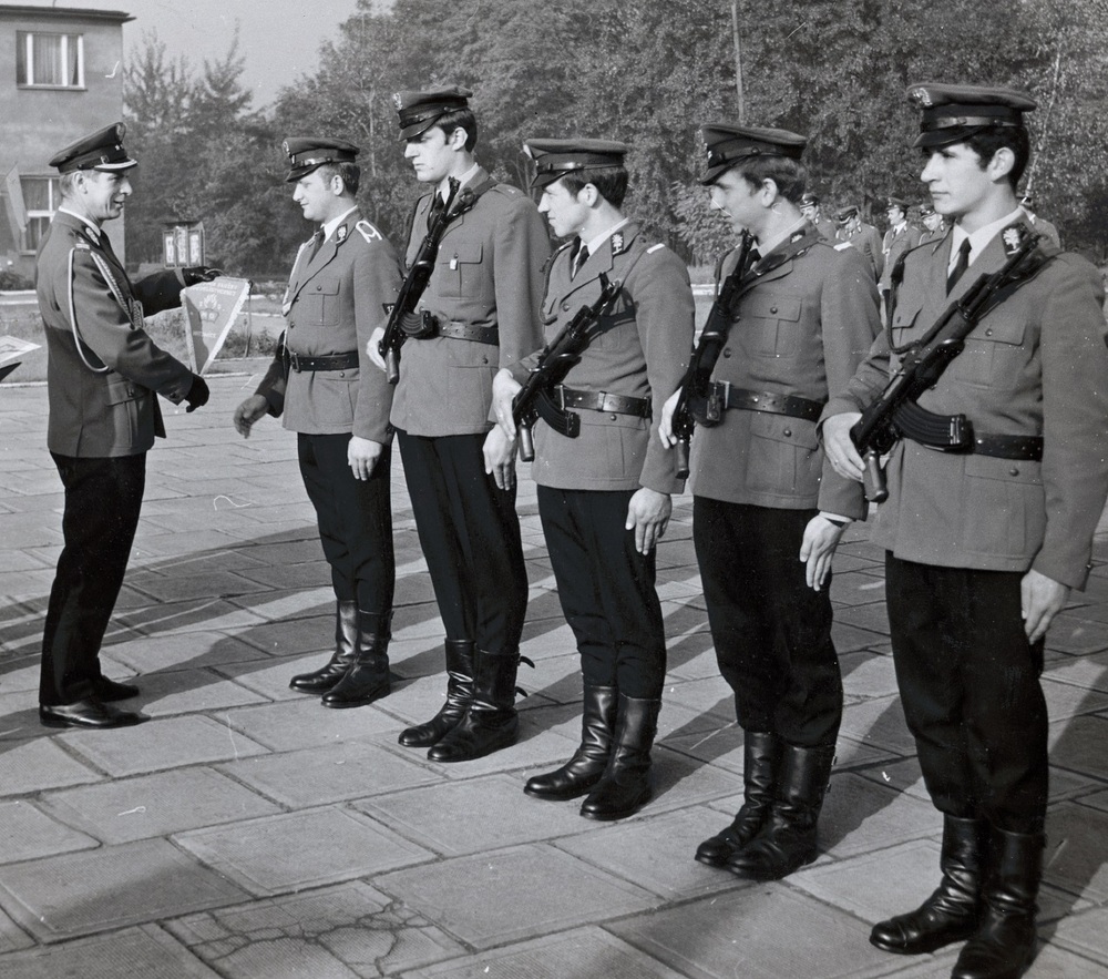 Wręczenie proporców i dyplomów „Drużyny Służby Socjalistycznej” 2 kompanii BCP, wiosna 1973 r.