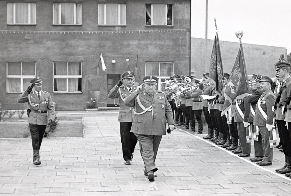Obchody trzydziestolecia PRL, uroczysty apel pododdziałów, lipiec 1974 r. Na pierwszym planie Jerzy Ziętek, wojewoda katowicki.