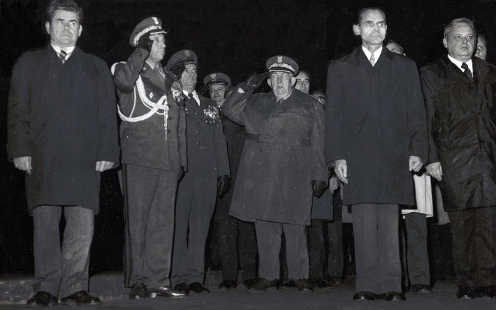 Kolejna rocznica powołania MO i SB. Wieńce pod pomnikiem Czynu Rewolucyjnego w Sosnowcu składał m.in. Jerzy Ziętek (w środku), 5 października 1974 r.