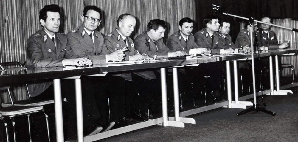 Spotkanie Egzekutywy POP z aktywem ZMS ZOMO w Katowicach. 45 osób odebrało legitymacje członkowskie, a kilka odznaki „Młodzież dla postępu” i „Honorową odznakę TKKF” (Towarzystwo Krzewienia Kultury Fizycznej), 7 marca 1975 r.