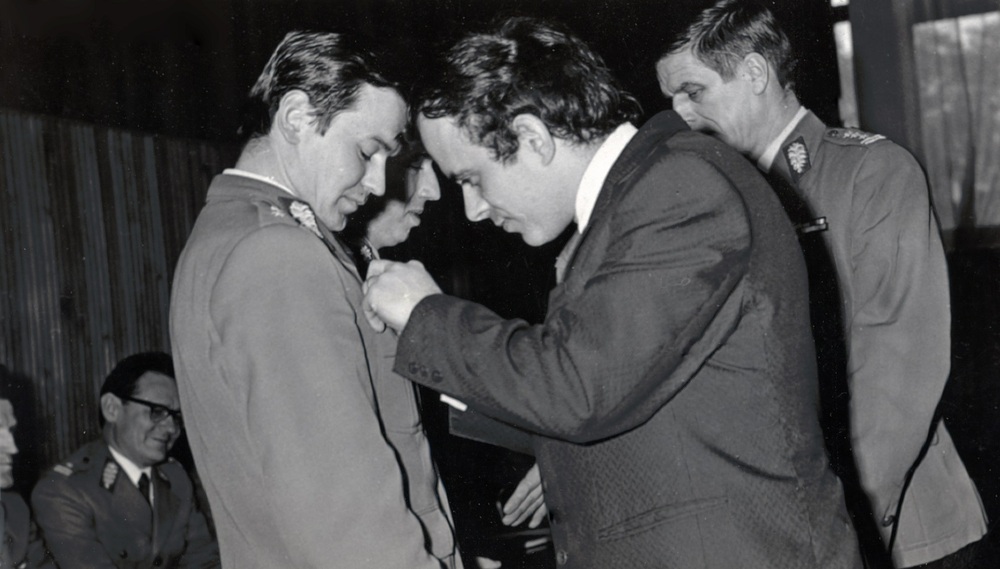 Spotkanie Egzekutywy POP z aktywem ZMS ZOMO w Katowicach. 45 osób odebrało legitymacje członkowskie, a kilka odznaki „Młodzież dla postępu” i „Honorową odznakę TKKF” (Towarzystwo Krzewienia Kultury Fizycznej), 7 marca 1975 r.