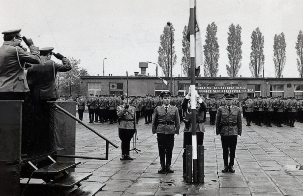 Apel pododdziałów ZOMO w rocznicę zakończenia II wojny światowej, obchodzoną wówczas w Polsce 9 maja, 1975 r.