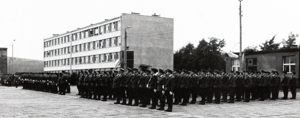 Ślubowanie prawie 100 nowych funkcjonariuszy, 6 września 1975 r.