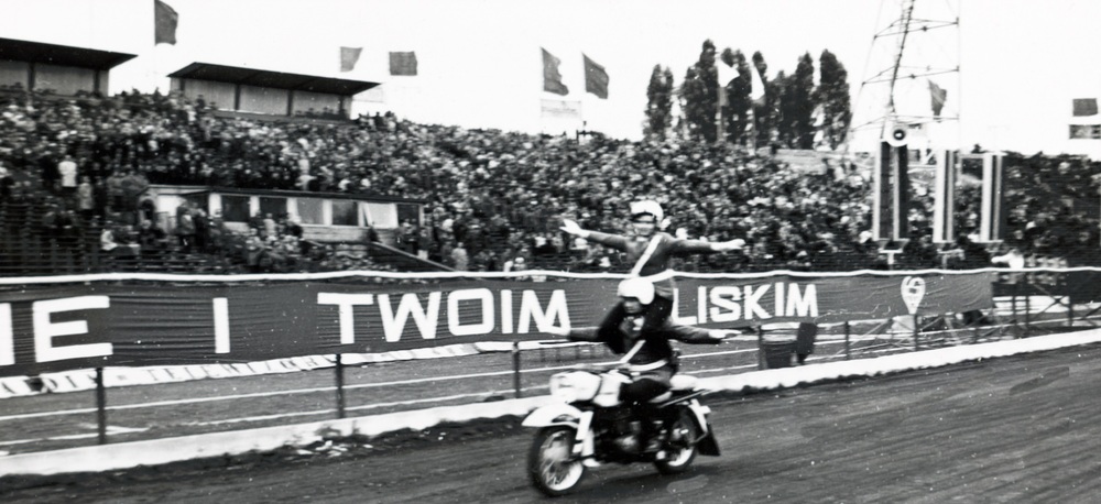 Dalszy ciąg obchodów święta MO i WP na Stadionie Śląskim w Chorzowie, 12 października 1975 r.