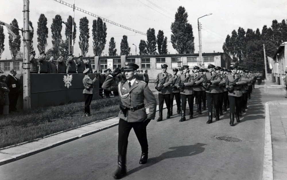 To samo miejsce, ta sama uroczystość (ślubowanie), ale inne warunki meteo; 4 czerwca 1976 r.