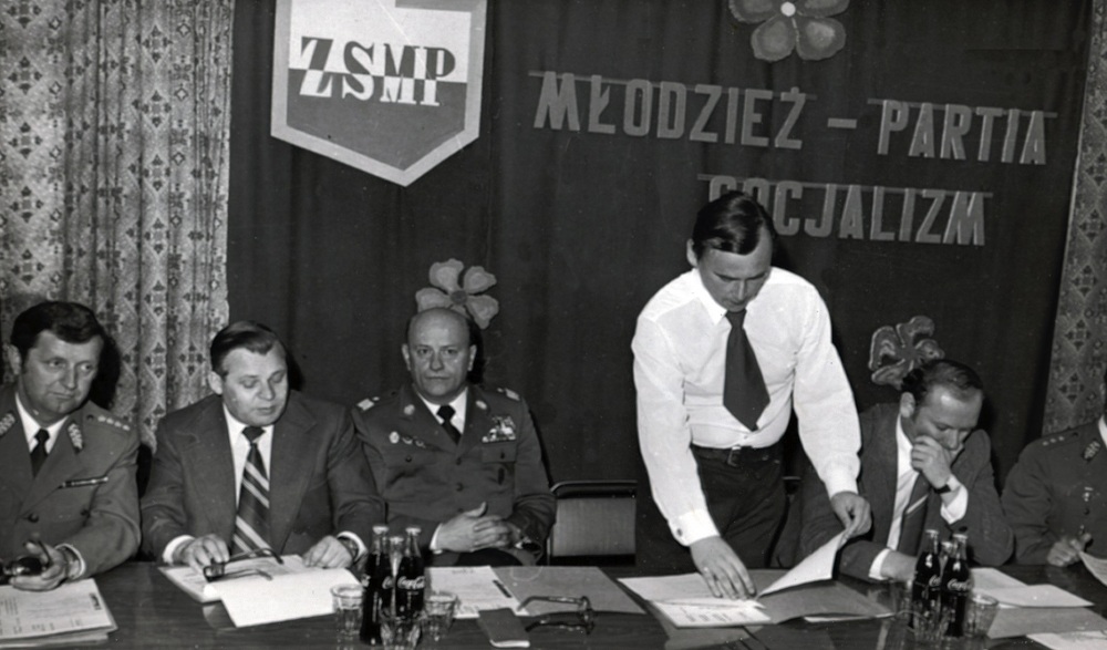 Plenarne posiedzenie Zarządu Zakładowego Związku Socjalistycznej Młodzieży Polskiej, 4 czerwca 1976 r. W środku zdjęcia siedzi komendant wojewódzki MO Benedykt Cader. Zwracamy uwagę na zaawansowany wiek młodzieży ze zdjęcia