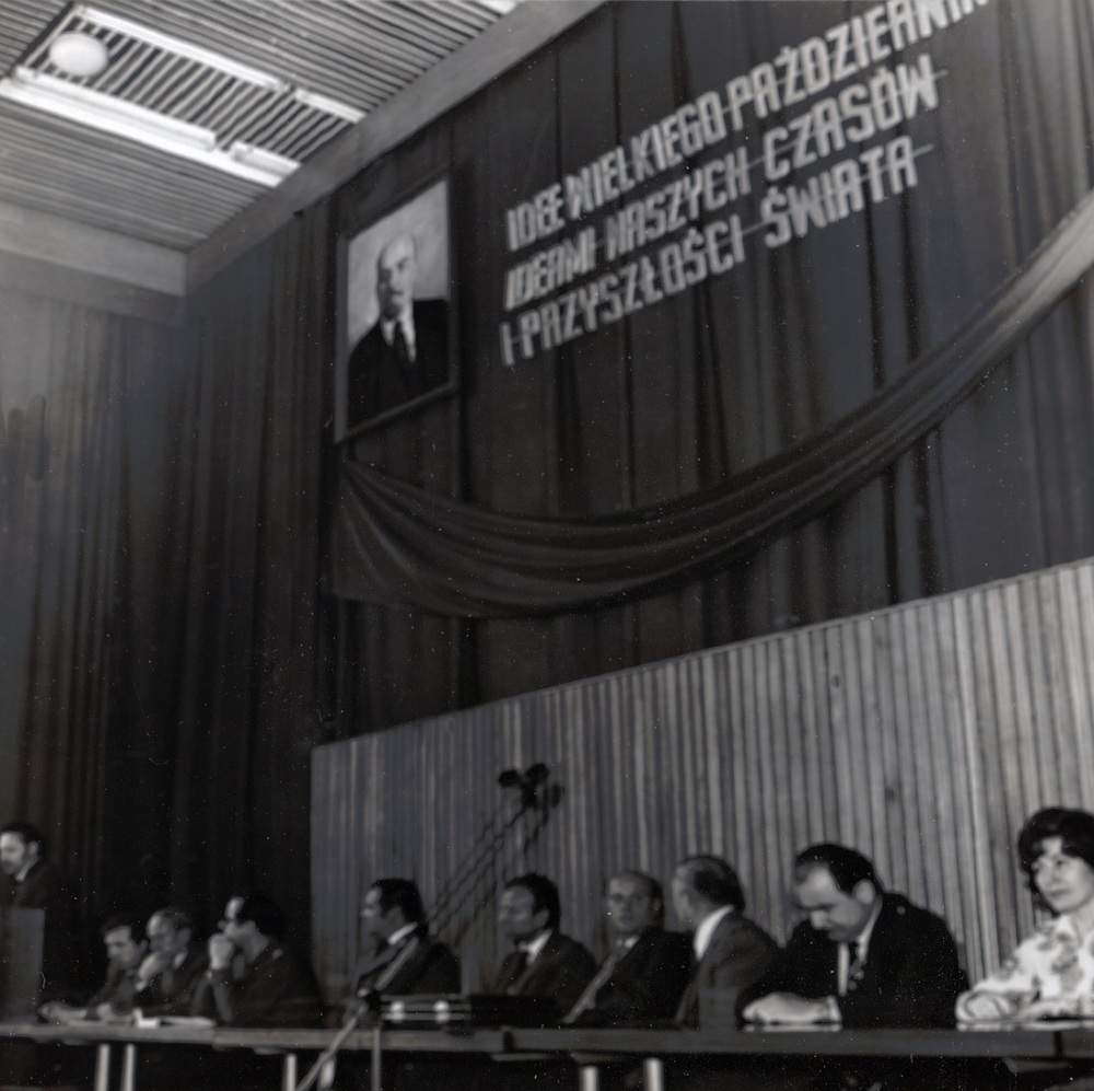 Obchody sześćdziesiątej rocznicy przewrotu bolszewickiego, czyli tzw. Wielkiej Socjalistycznej Rewolucji Październikowej i spotkanie z konsulem ZSRR w Katowicach. Drugi od prawej siedzi Jan Szydlak, członek KC PZPR i bliski współpracownik Edwarda Gierka, 1977 r.