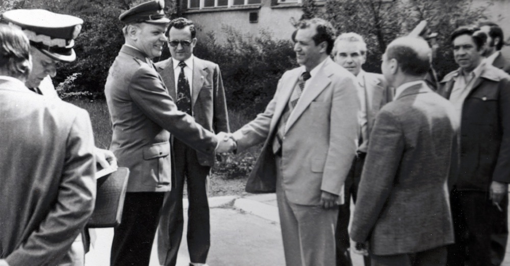 Wizyta ministra spraw wewnętrznych Kuby Sergio del Valle Jimeneza w jednostce. Z gościem wita się komendant wojewódzki MO w Katowicach, Benedykt Cader, 15 maja 1979 r.