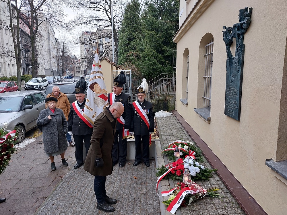 W 42. rocznicę wprowadzenia stanu wojennego złożono kwiaty przy tablicy poświęconej działalności MKZ Katowice w latach 1980-1981. Fot. Angelika Blinda/IPN