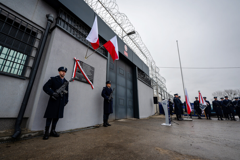 Odsłonięcie tablicy upamiętniającej powstanie ośrodka odosobnienia dla opozycjonistów, który powstał w Zakładzie Karnym w Jastrzębiu-Zdroju w 1981 r. Fot. Krzysztof Łojko/IPN