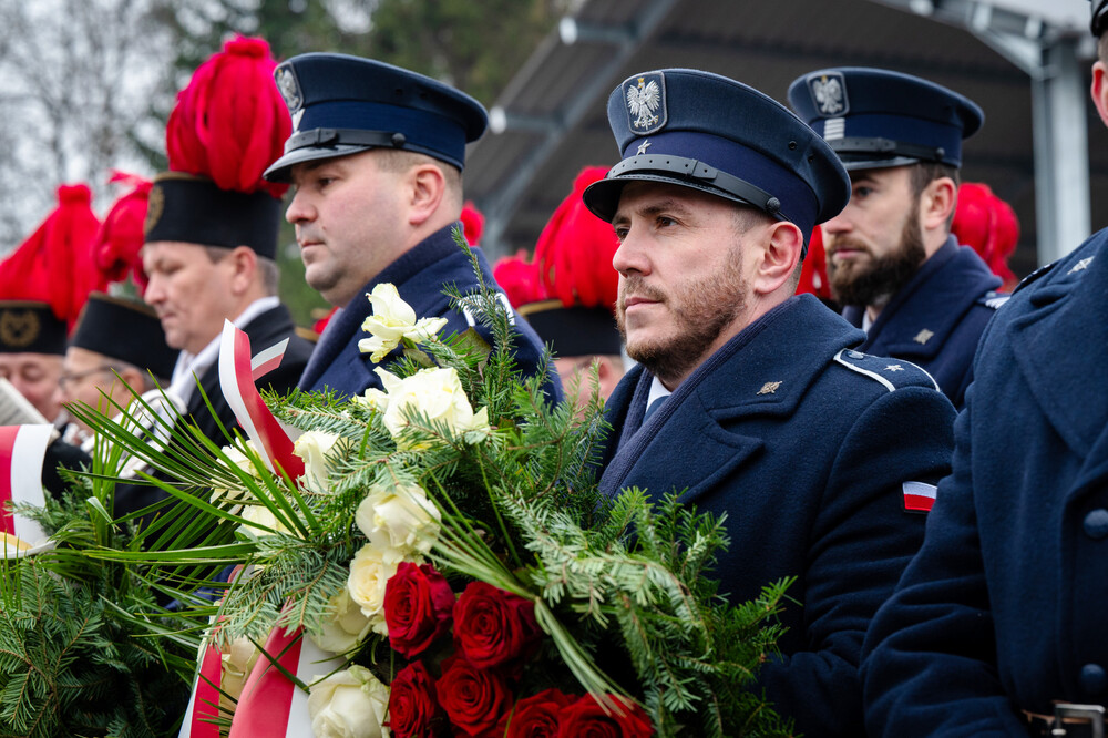 Odsłonięcie tablicy upamiętniającej powstanie ośrodka odosobnienia dla opozycjonistów, który powstał w Zakładzie Karnym w Jastrzębiu-Zdroju w 1981 r. Fot. Krzysztof Łojko/IPN