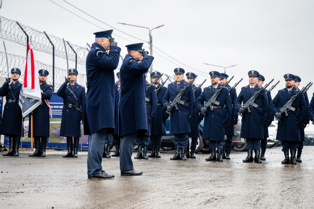 Odsłonięcie tablicy upamiętniającej powstanie ośrodka odosobnienia dla opozycjonistów, który powstał w Zakładzie Karnym w Jastrzębiu-Zdroju w 1981 r. Fot. Krzysztof Łojko/IPN