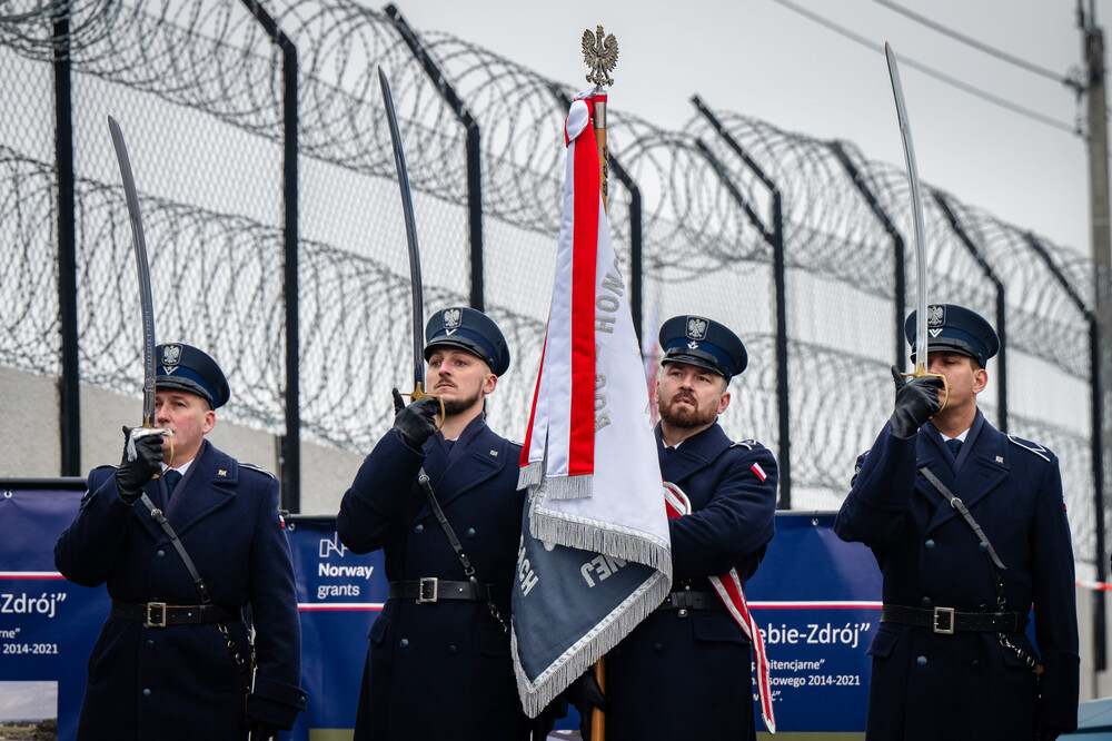 Odsłonięcie tablicy upamiętniającej powstanie ośrodka odosobnienia dla opozycjonistów, który powstał w Zakładzie Karnym w Jastrzębiu-Zdroju w 1981 r. Fot. Krzysztof Łojko/IPN