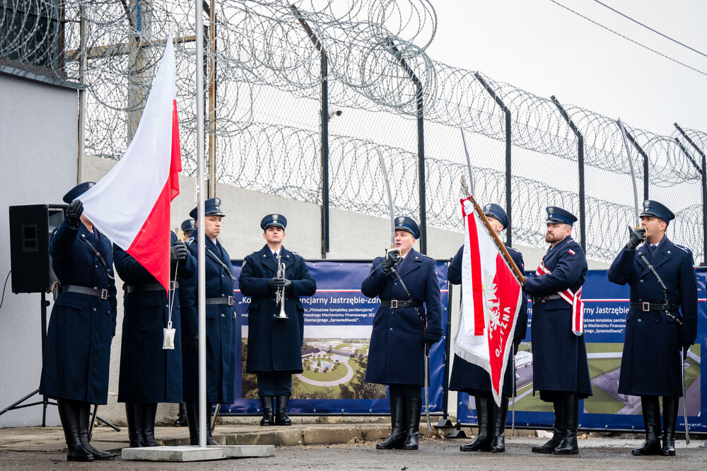Odsłonięcie tablicy upamiętniającej powstanie ośrodka odosobnienia dla opozycjonistów, który powstał w Zakładzie Karnym w Jastrzębiu-Zdroju w 1981 r. Fot. Krzysztof Łojko/IPN