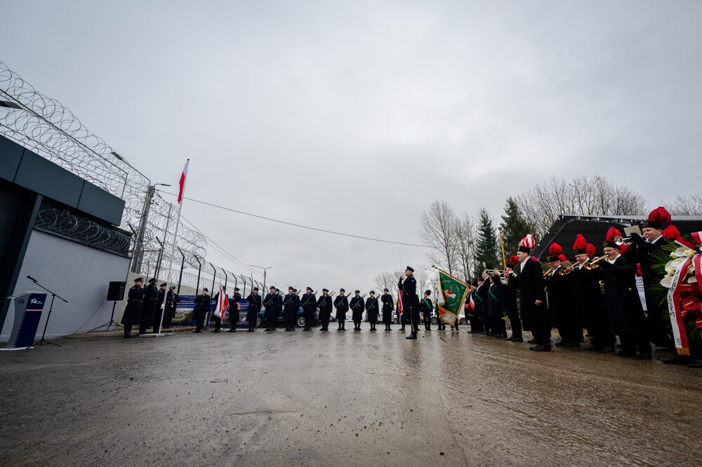 Odsłonięcie tablicy upamiętniającej powstanie ośrodka odosobnienia dla opozycjonistów, który powstał w Zakładzie Karnym w Jastrzębiu-Zdroju w 1981 r. Fot. Krzysztof Łojko/IPN