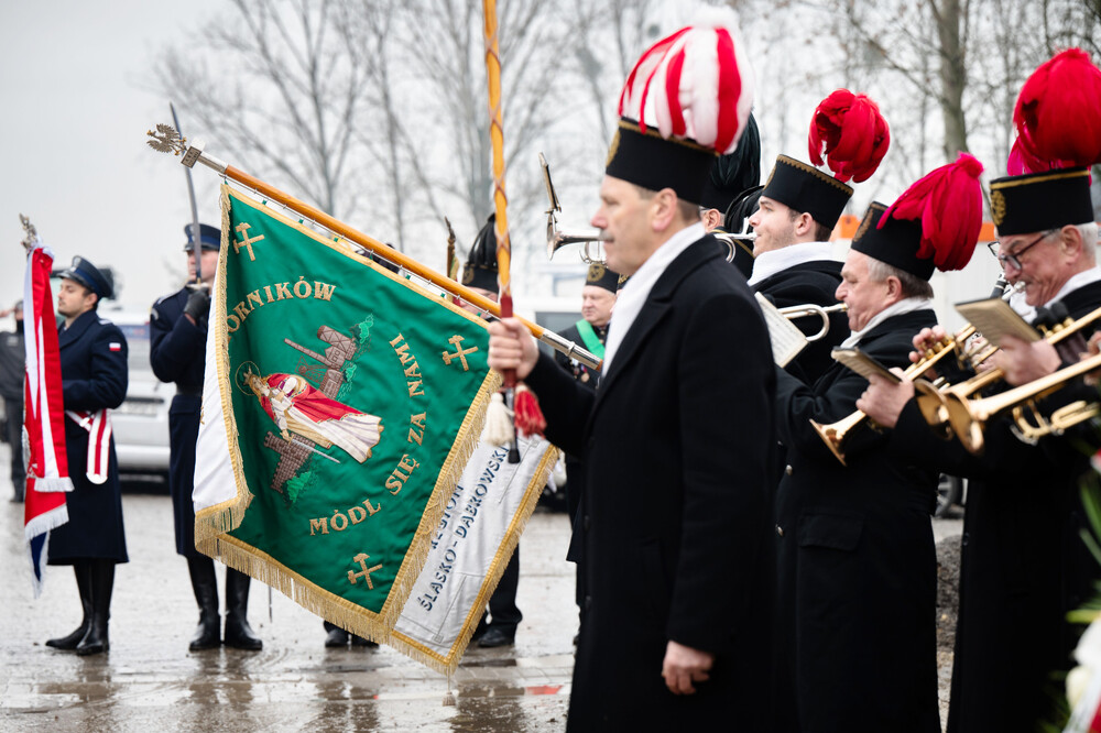 Odsłonięcie tablicy upamiętniającej powstanie ośrodka odosobnienia dla opozycjonistów, który powstał w Zakładzie Karnym w Jastrzębiu-Zdroju w 1981 r. Fot. Krzysztof Łojko/IPN