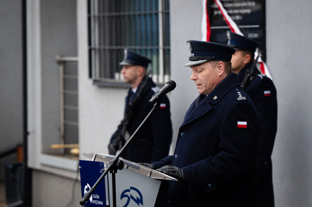 Odsłonięcie tablicy upamiętniającej powstanie ośrodka odosobnienia dla opozycjonistów, który powstał w Zakładzie Karnym w Jastrzębiu-Zdroju w 1981 r. Fot. Krzysztof Łojko/IPN