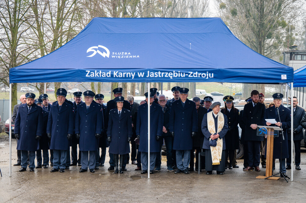 Odsłonięcie tablicy upamiętniającej powstanie ośrodka odosobnienia dla opozycjonistów, który powstał w Zakładzie Karnym w Jastrzębiu-Zdroju w 1981 r. Fot. Krzysztof Łojko/IPN