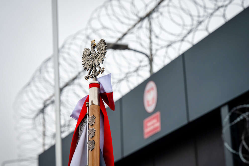 Odsłonięcie tablicy upamiętniającej powstanie ośrodka odosobnienia dla opozycjonistów, który powstał w Zakładzie Karnym w Jastrzębiu-Zdroju w 1981 r. Fot. Krzysztof Łojko/IPN