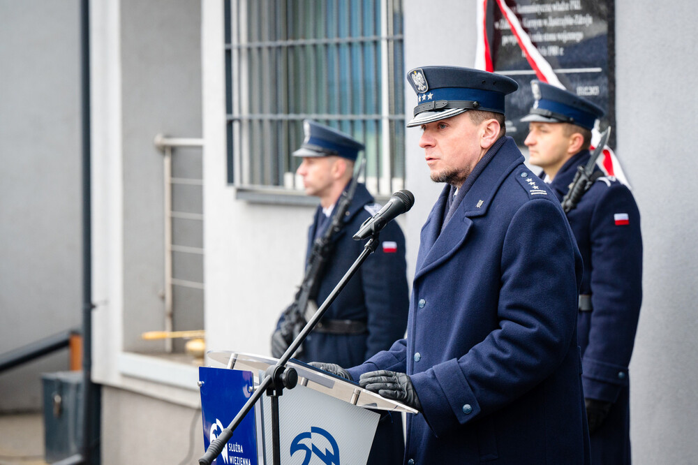 Odsłonięcie tablicy upamiętniającej powstanie ośrodka odosobnienia dla opozycjonistów, który powstał w Zakładzie Karnym w Jastrzębiu-Zdroju w 1981 r. Fot. Krzysztof Łojko/IPN