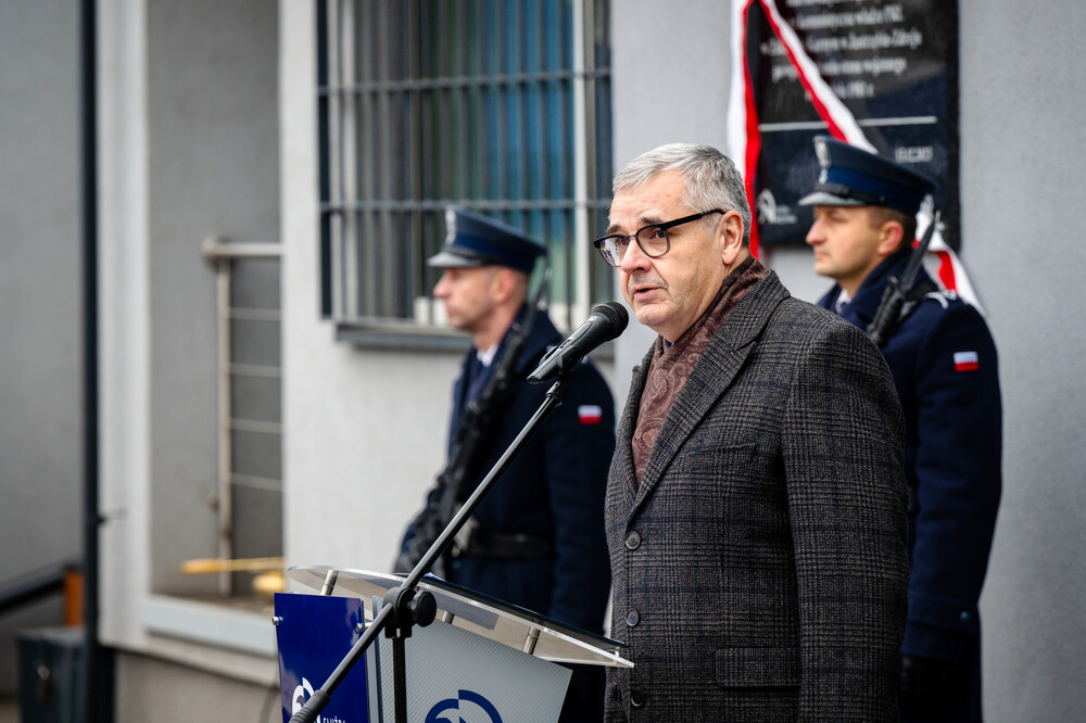 Odsłonięcie tablicy upamiętniającej powstanie ośrodka odosobnienia dla opozycjonistów, który powstał w Zakładzie Karnym w Jastrzębiu-Zdroju w 1981 r. Fot. Krzysztof Łojko/IPN