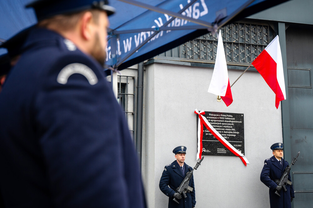 Odsłonięcie tablicy upamiętniającej powstanie ośrodka odosobnienia dla opozycjonistów, który powstał w Zakładzie Karnym w Jastrzębiu-Zdroju w 1981 r. Fot. Krzysztof Łojko/IPN