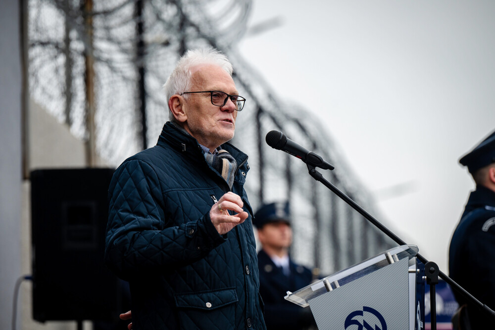 Odsłonięcie tablicy upamiętniającej powstanie ośrodka odosobnienia dla opozycjonistów, który powstał w Zakładzie Karnym w Jastrzębiu-Zdroju w 1981 r. Fot. Krzysztof Łojko/IPN