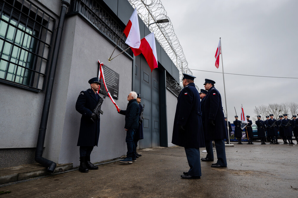 Odsłonięcie tablicy upamiętniającej powstanie ośrodka odosobnienia dla opozycjonistów, który powstał w Zakładzie Karnym w Jastrzębiu-Zdroju w 1981 r. Fot. Krzysztof Łojko/IPN