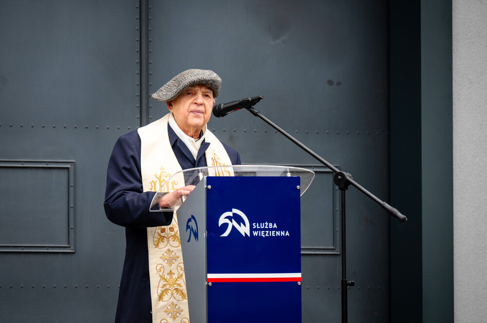 Odsłonięcie tablicy upamiętniającej powstanie ośrodka odosobnienia dla opozycjonistów, który powstał w Zakładzie Karnym w Jastrzębiu-Zdroju w 1981 r. Fot. Krzysztof Łojko/IPN