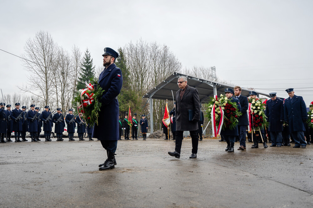 Odsłonięcie tablicy upamiętniającej powstanie ośrodka odosobnienia dla opozycjonistów, który powstał w Zakładzie Karnym w Jastrzębiu-Zdroju w 1981 r. Fot. Krzysztof Łojko/IPN