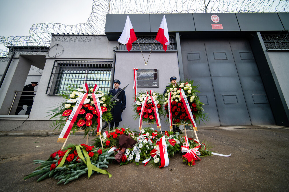 Odsłonięcie tablicy upamiętniającej powstanie ośrodka odosobnienia dla opozycjonistów, który powstał w Zakładzie Karnym w Jastrzębiu-Zdroju w 1981 r. Fot. Krzysztof Łojko/IPN